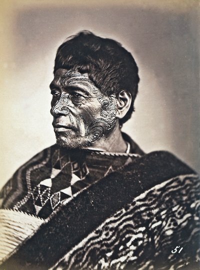 Portret van een Maori met een getatoeëerd gezicht, ca. 1886-88 door New Zealand Photographer